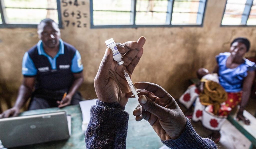A pneumococcal vaccine is prepared in Kenya. Photo: Gavi/Evelyn Hockstein.